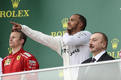 Hamilton, Bottas için podyuma geç çıkmış