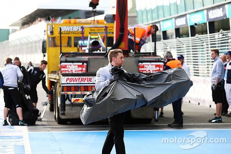 El equipo Mercedes recupera el auto y el alerón delantero tras el despiste de Nico Rosberg.