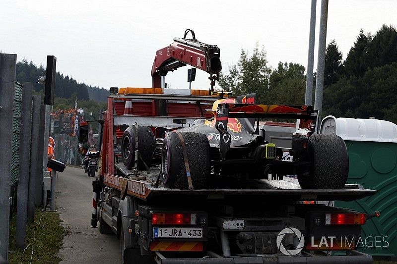 El coche de Max Verstappen, Red Bull Racing RB13 es removido por mariscales después de parar en la p