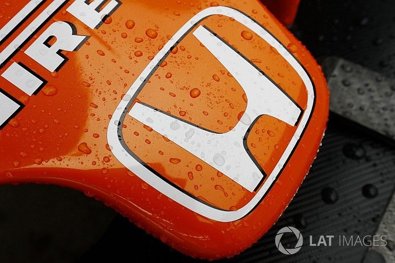 Water on the Honda logo, adorned on the McLaren nose