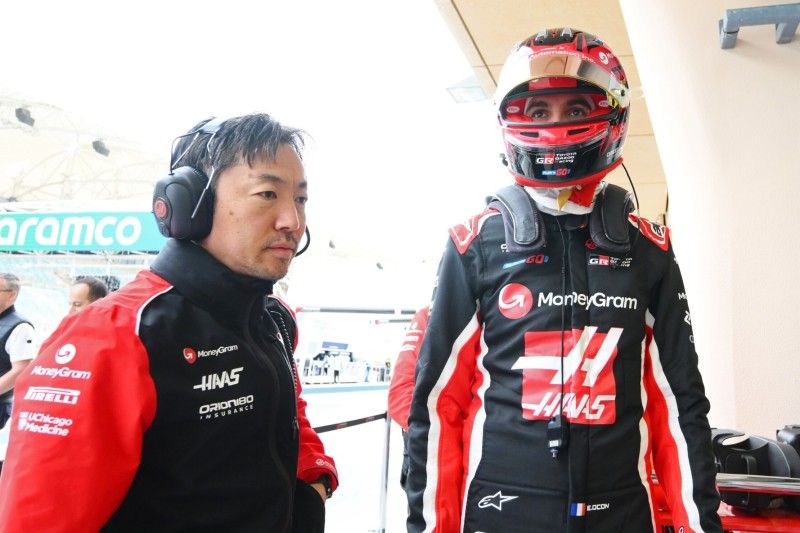 Esteban Ocon, Ayao Komatsu, Haas F1 Team