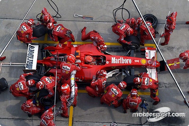 Equipo Ferrari espera para Michael Schumacher