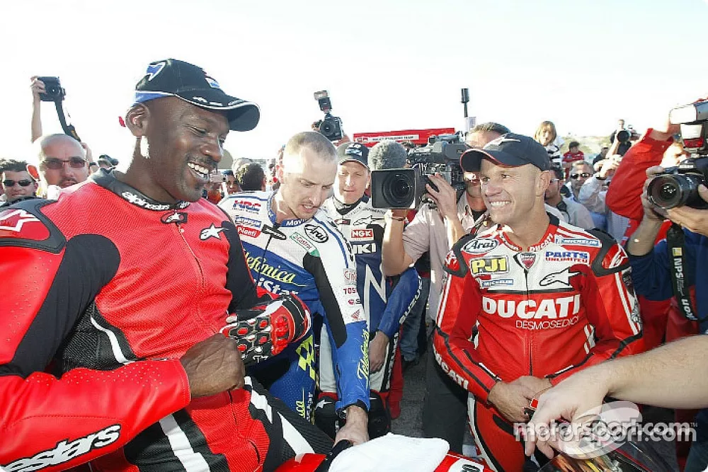Leyenda del baloncesto Michael Jordan con una Ducati Desmosedici