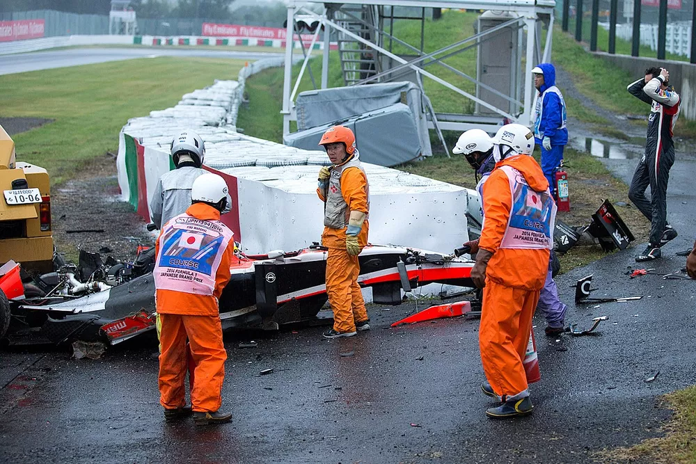 Adrian Sutil, Sauber F1 Team observa mientras el equipo de seguridad en el trabajo despu&eacute;s del accidente de Jules Bianchi, Marussia F1 Team
