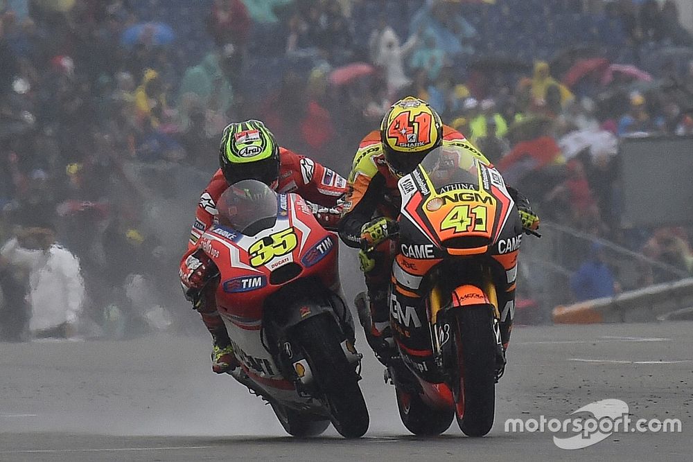 Cal Crutchlow y Aleix Espargaró se acercan