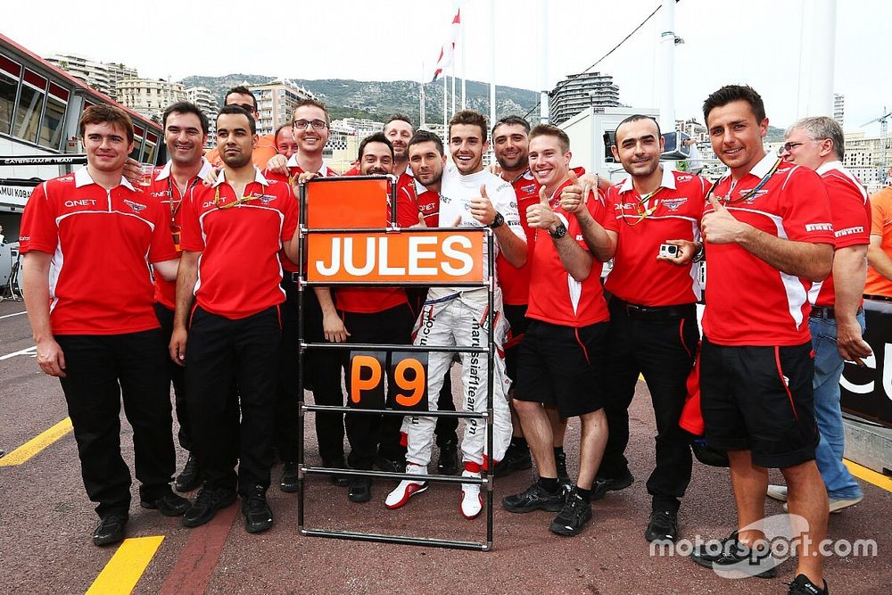 Jules Bianchi, Marussia F1 Team celebra sus primeros puntos de F1 del equipo con su tripulación de e