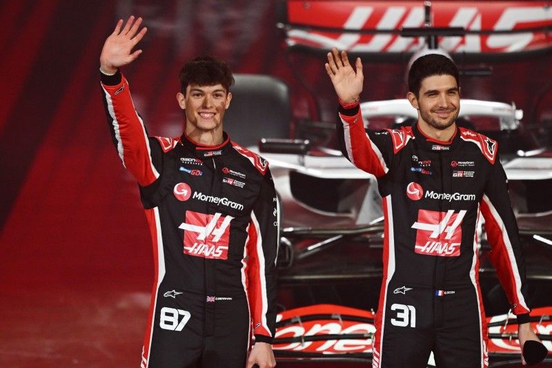 Oliver Bearman junto a Esteban Ocon
