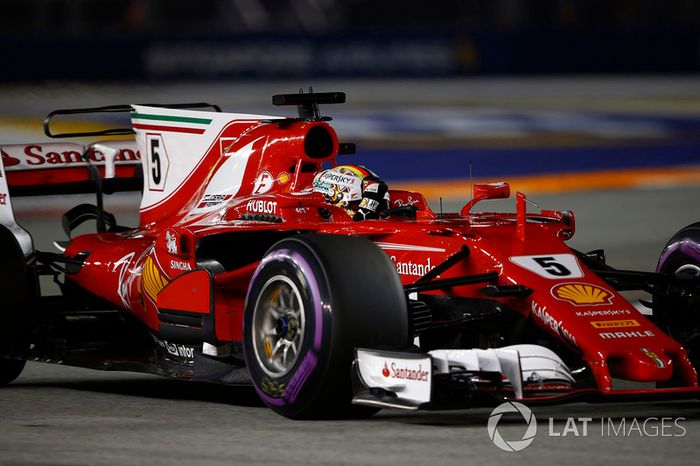 Ganador de la pole Sebastian Vettel, Ferrari SF70H, celebra en su camino a Parc Ferme