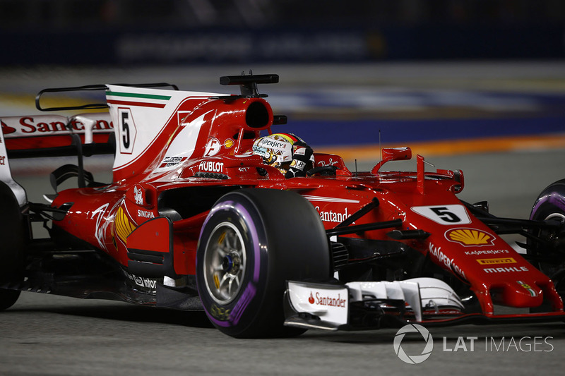 Le poleman Sebastian Vettel, Ferrari SF70H, fête sa pole en entrant dans le Parc Fermé