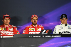 Ganador de la pole Sebastian Vettel, Ferrari, segundo lugar Kimi Raikkonen, Ferrari y el tercero Val