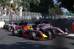 Max Verstappen, Red Bull Racing RB13, Sergio Pérez, Sahara Force India VJM10