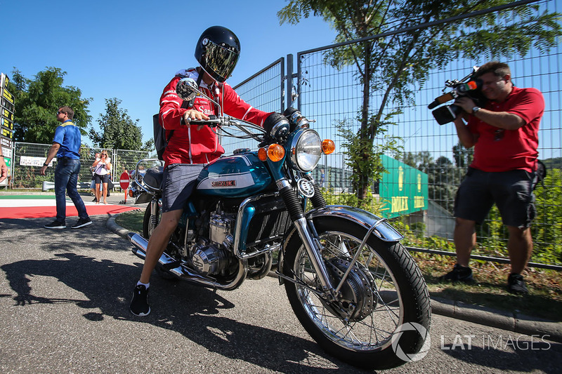 Sebastian Vettel, Ferrari llega en su moto Suzuki 750