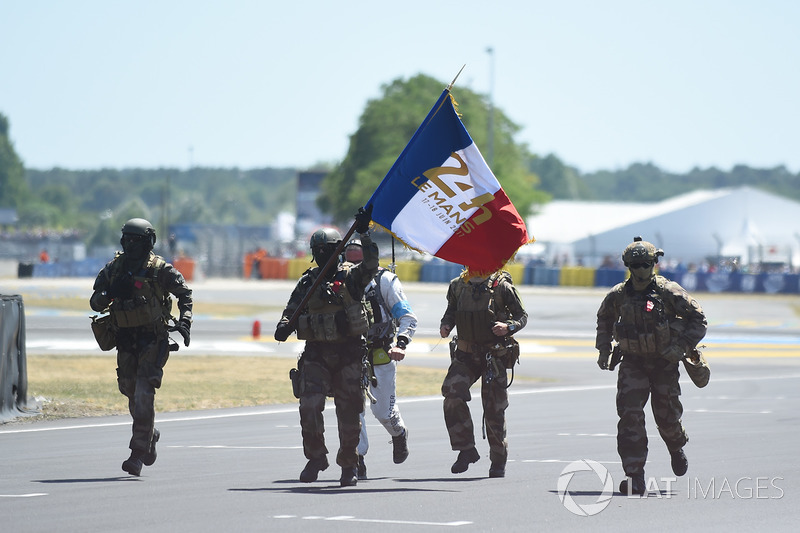 Tentara Perancis mengawal bendera start