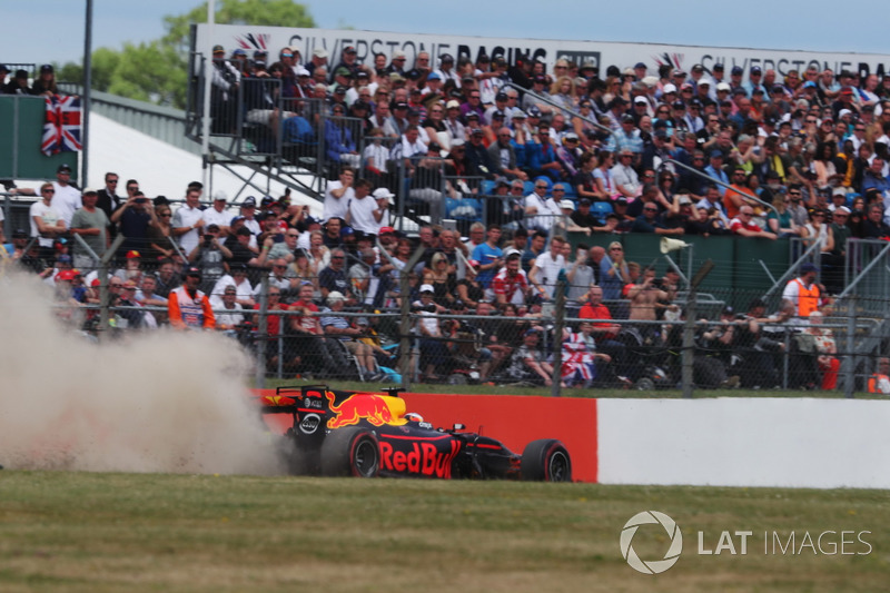 Daniel Ricciardo, Red Bull Racing RB13, runs wide