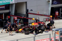 Daniel Ricciardo, Red Bull Racing RB13 s'arrête au stand