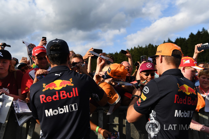 Daniel Ricciardo, Red Bull Racing and Max Verstappen, Red Bull Racing sign autographs for the fans