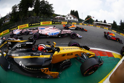 Nico Hulkenberg, Renault Sport F1 Team RS17, en lutte avec Sergio Perez, Sahara Force India F1 VJM10, Esteban Ocon, Sahara Force India F1 VJM10