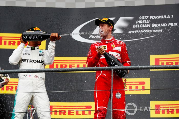 Podium: ganador, Lewis Hamilton, Mercedes AMG F1, segundo, Sebastian Vettel, Ferrari