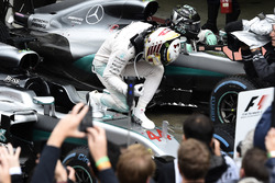 Переможець гонки Льюїс Хемілтон, Mercedes AMG F1 та друге місце Ніко Росберг, Mercedes AMG F1 in Par