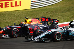 Max Verstappen, Red Bull Racing RB13, gaat voorbij aan Lewis Hamilton, Mercedes AMG F1 W08