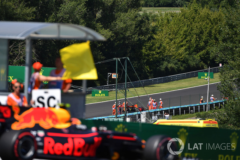 Max Verstappen, Red Bull Racing RB13 passes yellow flag with race retiree Daniel Ricciardo, Red Bull