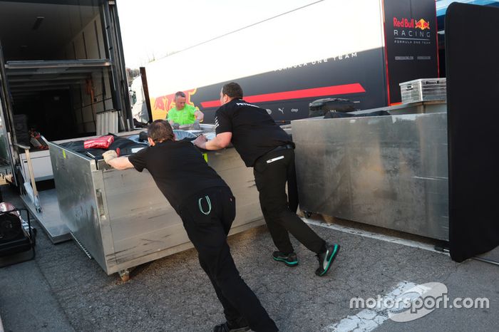 Mercedes AMG F1 carga hacia Melbourne