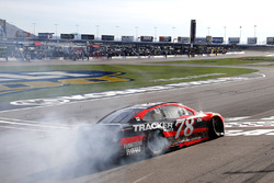 Ganador, Martin Truex Jr., Furniture Row Racing Toyota