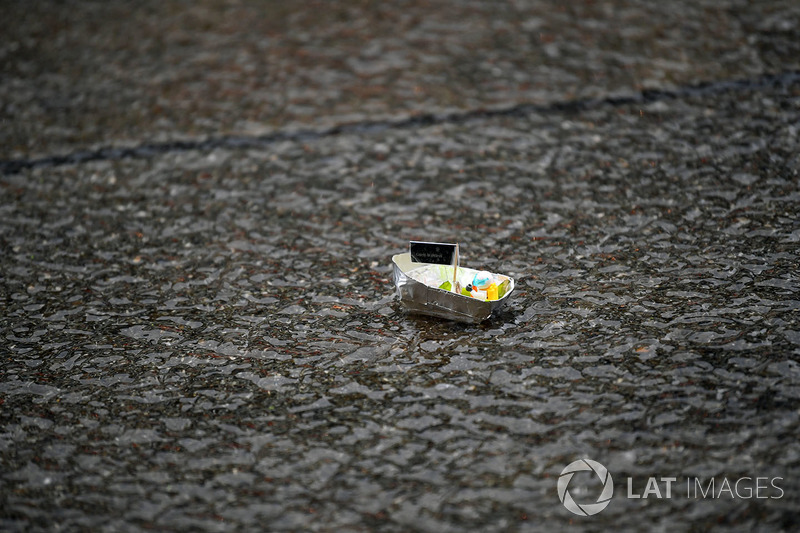 Perahu mini buatan tim Mercedes di pitlane