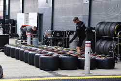 Renault-Mechaniker mit Pirelli-Reifen
