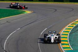 Felipe Massa, Williams FW40, voor Romain Grosjean, Haas F1 Team VF-17