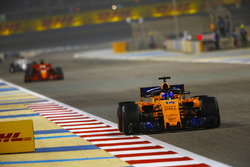 Фернандо Алонсо, McLaren MCL33, и Себастьян Феттель, Ferrari SF71H