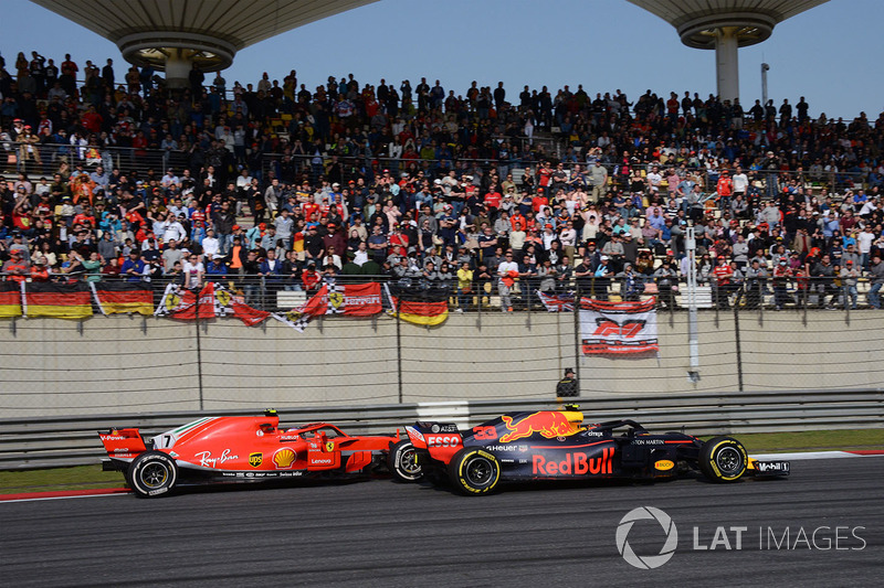 Max Verstappen, Red Bull Racing RB14 et Kimi Raikkonen, Ferrari SF71H en bataille