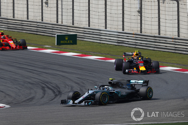 Valtteri Bottas, Mercedes AMG F1 W09, voor Max Verstappen, Red Bull Racing RB14 Tag Heuer, en Kimi Raikkonen, Ferrari SF71H