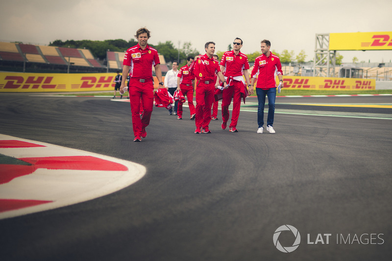 Sebastian Vettel, Ferrari con Riccardo Adami, Ferrari ingeniero de carrera caminan por la pista