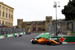 Stoffel Vandoorne, McLaren MCL33 Renault, Sergio Perez, Force India VJM11 Mercedes