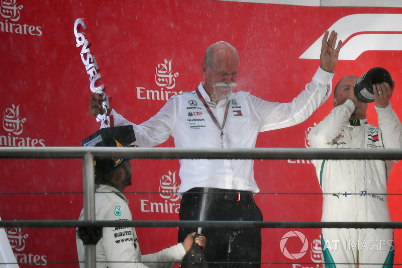 Льюіс Хемілтон, Mercedes-AMG F1 та Дітер Цетше, виконавчий директор Mercedes Benz
