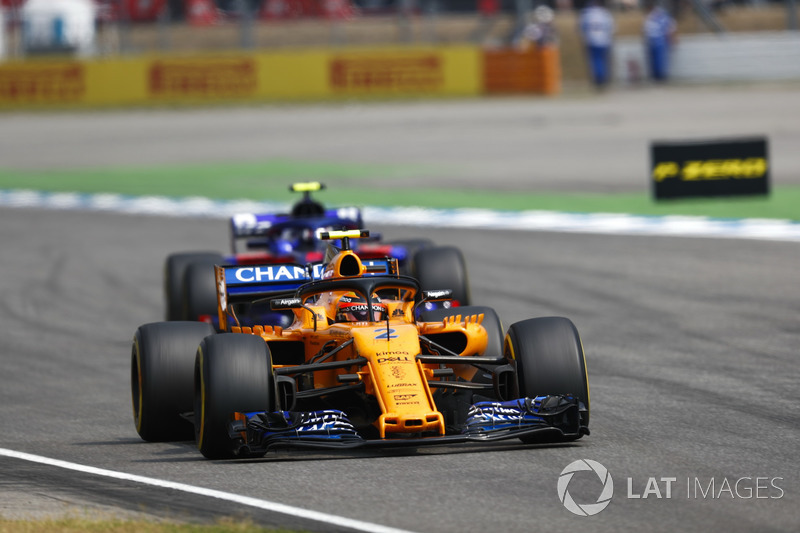 Stoffel Vandoorne, McLaren MCL33, Pierre Gasly, Toro Rosso STR13