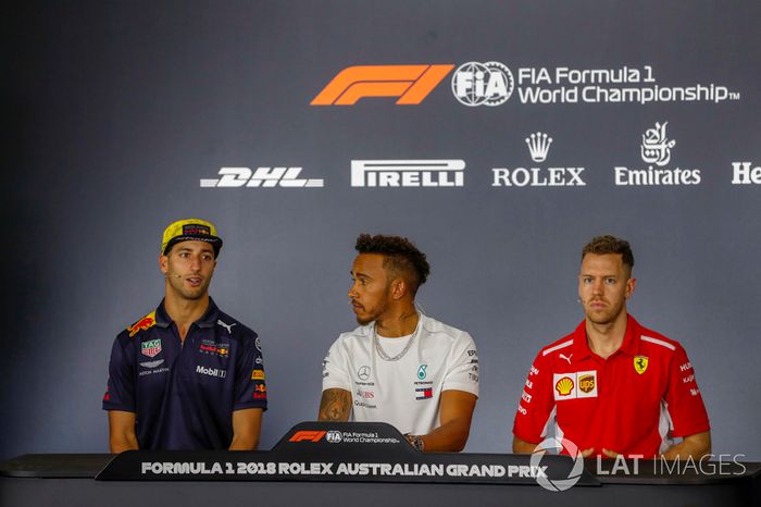 Daniel Ricciardo, Red Bull Racing, Lewis Hamilton, Mercedes AMG F1, y Sebastian Vettel, Ferrari, en la conferencia de prensa