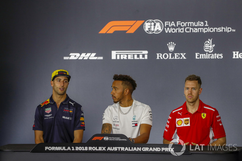 Daniel Ricciardo, Red Bull Racing, Lewis Hamilton, Mercedes AMG F1, y Sebastian Vettel, Ferrari, en la conferencia de prensa