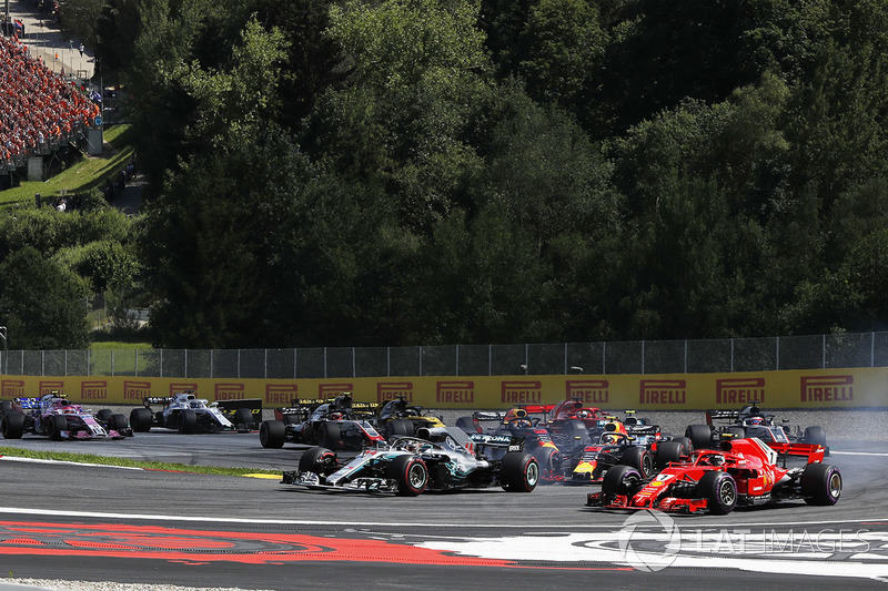 Duel Lewis Hamilton dan Kimi Raikkonen pada Lap 1