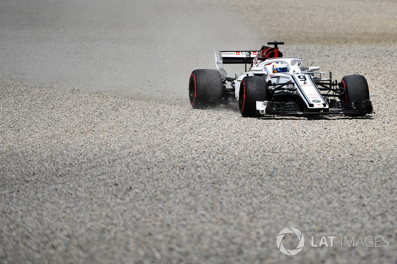 Marcus Ericsson, Sauber C37 runs wide
