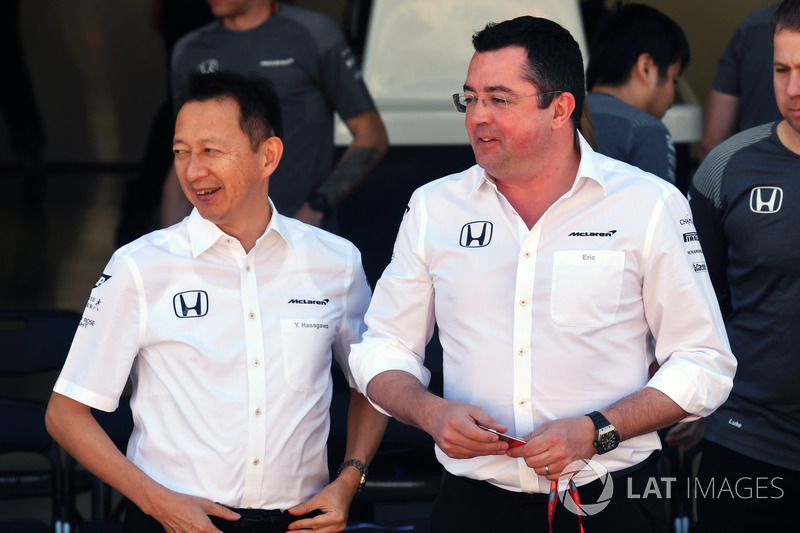 Yusuke Hasegawa, Head of Honda Motorsport and Eric Boullier, McLaren Racing Director op de McLaren teamfoto