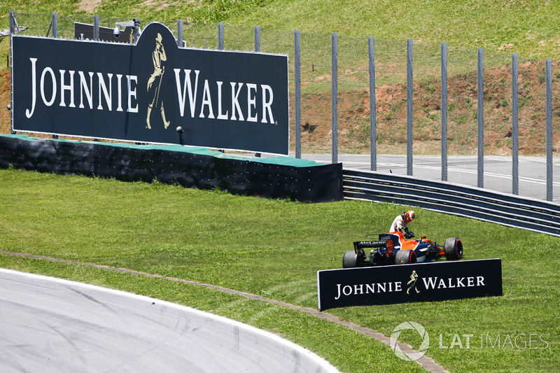 Vandoorne reports his lap 1 incident on team radio