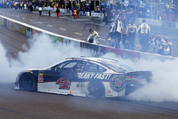 Kevin Harvick, Stewart-Haas Racing, Ford Fusion Jimmy John's celebrates his win with a burnout