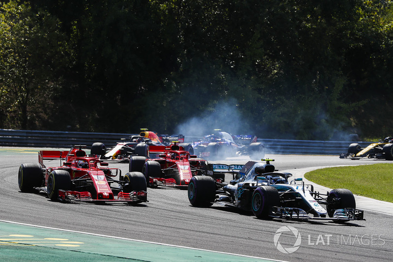 Valtteri Bottas, Mercedes AMG F1 W09, Sebastian Vettel, Ferrari SF71H