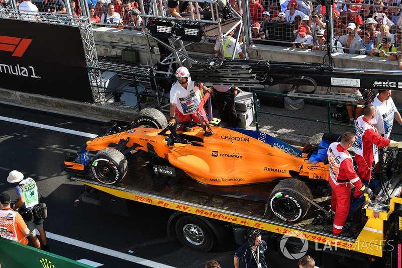 El coche de Stoffel Vandoorne, McLaren MCL33 es removido