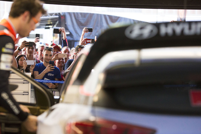 Thierry Neuville, Hyundai Motorsport et des fans