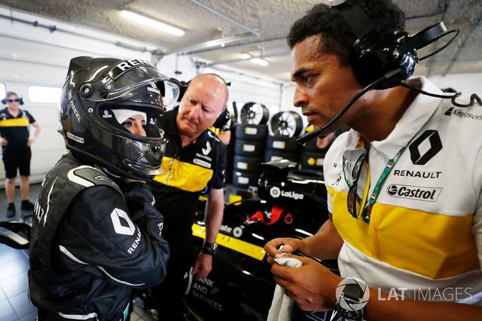 Aseel Al-Hamad, se prepara para conducir el F1 E20 de Renault de 2012 en el Renault Passion Parade