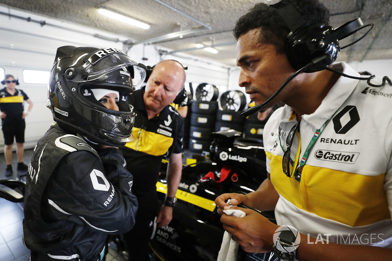 Aseel Al-Hamad, se prepara para conducir el F1 E20 de Renault de 2012 en el Renault Passion Parade
