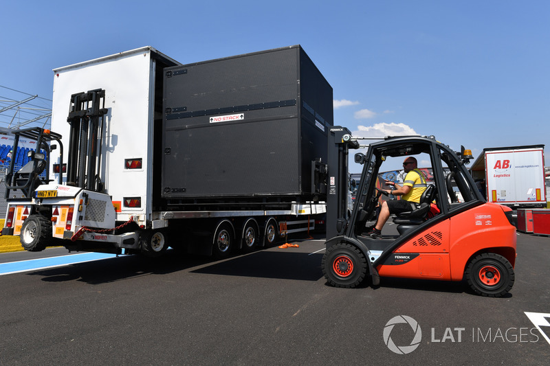 Scarico casse DHL